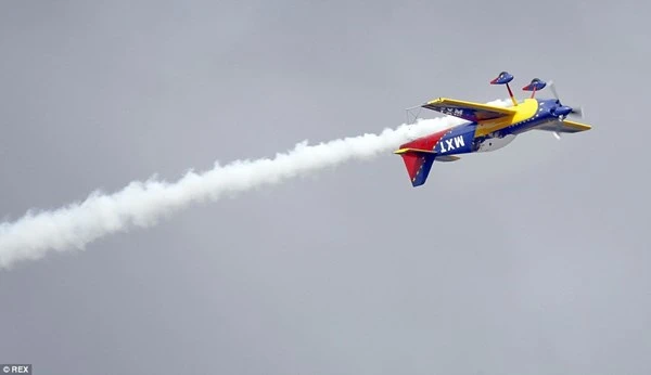  New Zealand: Máy bay nổ tung trên không, phi công may mắn thoát chết ảnh 3