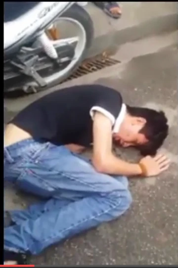 Nam thanh niên vi phạm giao thông bị đánh gãy răng cửa, ngất lim trên đường. Ảnh cắt từ clip