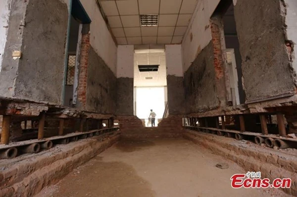 'Thần đèn' Trung Quốc di chuyển nhà hai tầng bằng 1.000 ống sắt ảnh 2