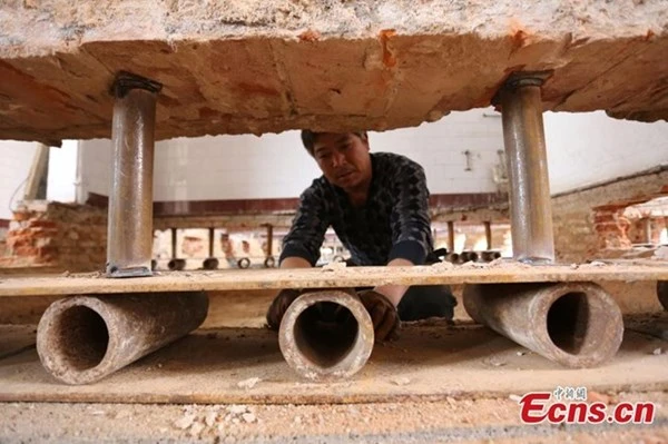 'Thần đèn' Trung Quốc di chuyển nhà hai tầng bằng 1.000 ống sắt ảnh 4