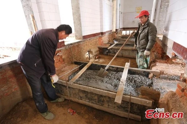 'Thần đèn' Trung Quốc di chuyển nhà hai tầng bằng 1.000 ống sắt ảnh 5