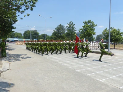 Hàng nghìn cảnh sát luyện tập cho Lễ diễu binh ngày 30/4 ảnh 5