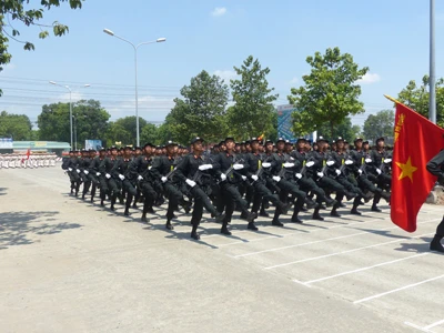 Hàng nghìn cảnh sát luyện tập cho Lễ diễu binh ngày 30/4 ảnh 7