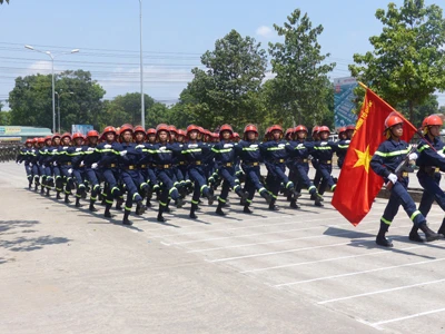 Hàng nghìn cảnh sát luyện tập cho Lễ diễu binh ngày 30/4 ảnh 9