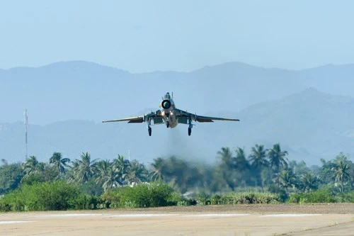 Hình ảnh bay huấn luyện Su-22 tại Trung đoàn không quân 937 ảnh 12 Hình ảnh bay huấn luyện Su-22 tại Trung đoàn không quân 937 ảnh 12