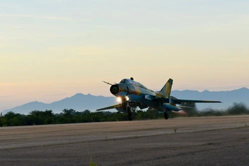 Hình ảnh bay huấn luyện Su-22 tại Trung đoàn không quân 937 ảnh 3 Hình ảnh bay huấn luyện Su-22 tại Trung đoàn không quân 937 ảnh 3