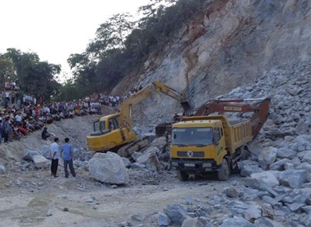 Tảng đá rơi từ độ cao hơn chục mét. Ảnh: Nam Anh/ VnExpress.