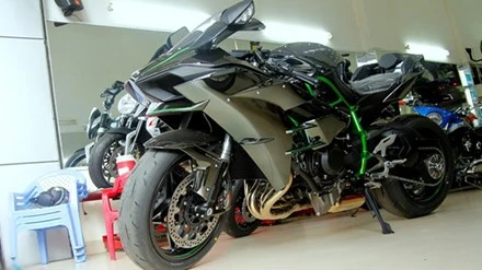 Lô hàng Kawasaki Ninja H2 đầu tiên về Việt Nam được nhập khẩu bởi showroom môtô Quyền Lan tại TP HCM. Cả ba chiếc cùng có màu đen - bạc kim loại đặc trưng.