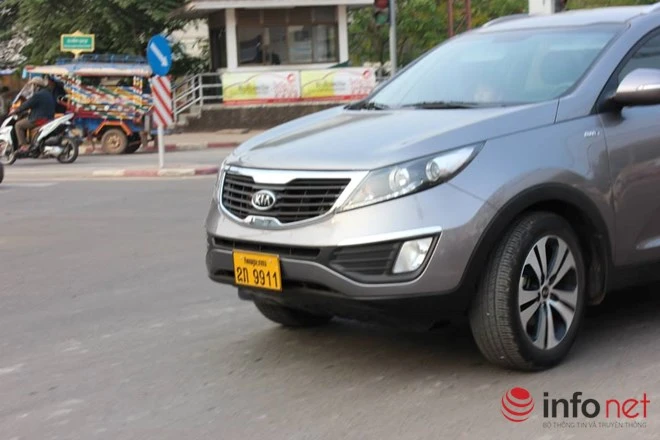 Xe đắt tiền, biển đẹp ở Lào... chỉ là đồ bình dân ảnh 12