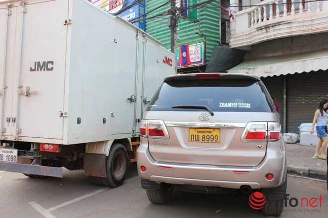 Xe đắt tiền, biển đẹp ở Lào... chỉ là đồ bình dân ảnh 13