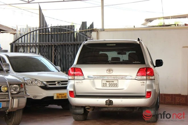 Xe đắt tiền, biển đẹp ở Lào... chỉ là đồ bình dân ảnh 17