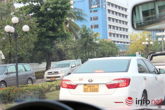 Xe đắt tiền, biển đẹp ở Lào... chỉ là đồ bình dân ảnh 6