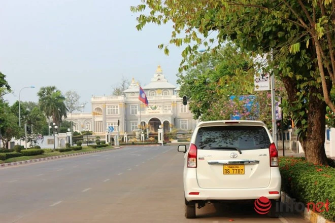 Giật mình với xe ô tô xịn biển đẹp... để ngoài đường ở Lào