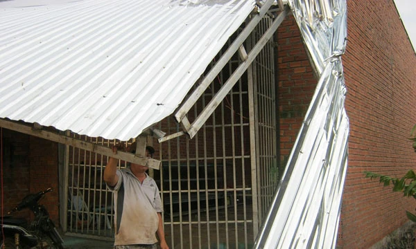 Cuồng phong thổi rung nhà, chui gầm giường trú ẩn ảnh 3