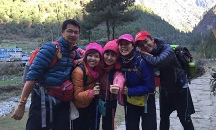 Nhóm 5 người Việt chụp ảnh tại Nepal hôm 23/4. Ảnh: Zing