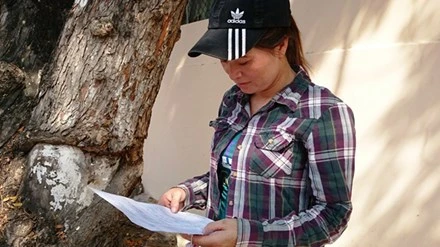 Chị Hồng đến Công an quận Tân Bình nộp đơn khiếu nại vào sáng 13/5. Ảnh: Trường Nguyên.