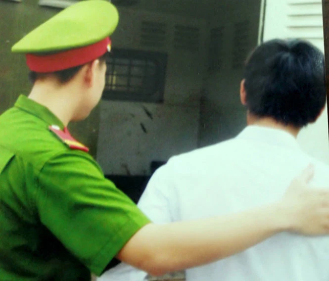 Công an đã đến tận Trường THPT Buôn Ma Thuột áp giải Đ.Q.T. sáng 2-4 để buộc T. đi thi hành bản án 9 tháng tù giam do gây tai nạn giao thông -Ảnh: Gia đình T. cung cấp