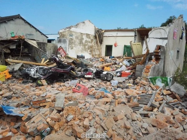 Vợ đòi ly hôn, chồng mang xe ủi san phẳng nhà bố mẹ vợ ảnh 2