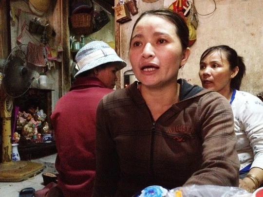 Chị Hồng khá mệt mỏi vì rất nhiều người tìm đến tận nhà trọ chị để xin tiền, lừa gạt. 