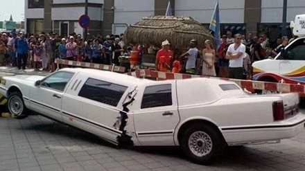 Đang đi giữa phố, chiếc xe bị 