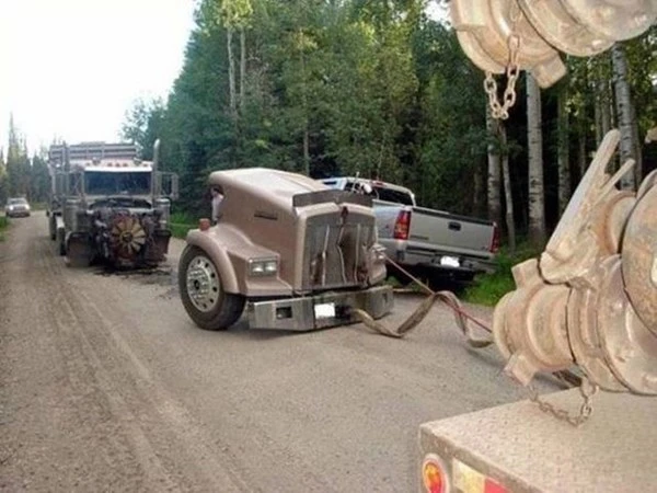 Những tai nạn ôtô kỳ cục nhất thế gian ảnh 3