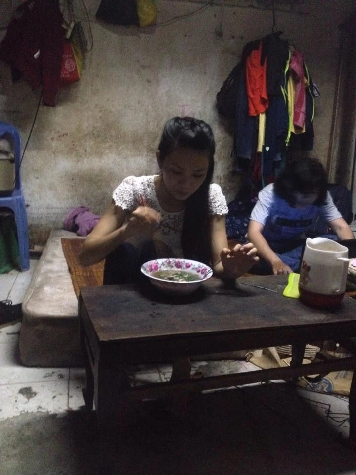 Hình ảnh xóm lao động nghèo vui mừng cho chị tỷ phú ve chai ảnh 5