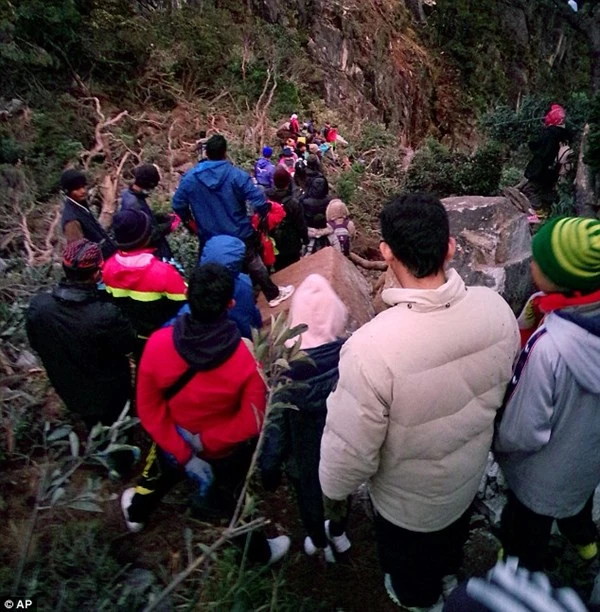 Malaysia 'cáo buộc' du khách khỏa thân chụp ảnh gây động đất ảnh 4