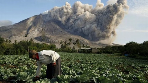 Indonesia: Núi lửa lại phun trào như ngày tận thế - ảnh 2
