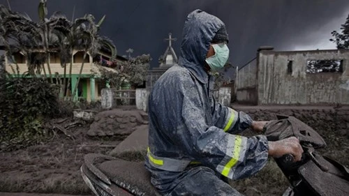 Indonesia: Núi lửa lại phun trào như ngày tận thế - ảnh 6