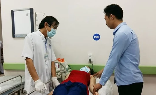 Các bác sĩ đang khám bệnh cho chị M. (Ngọc Thư)