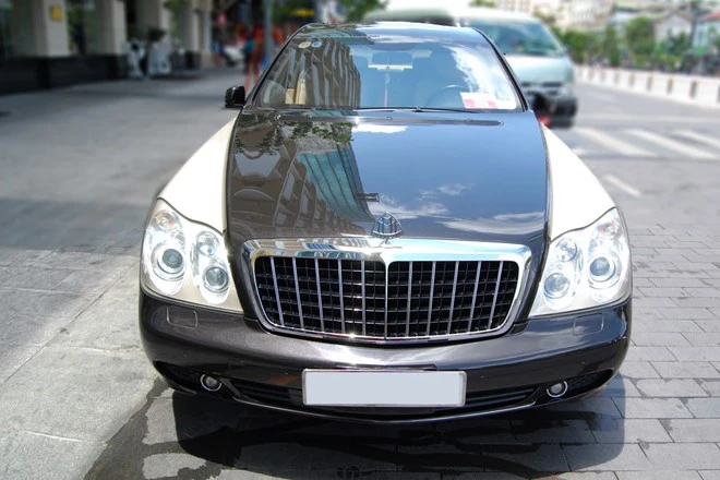 Mẫu sedan siêu sang của Maybach sở hữu nhiều trang bị, tiện nghi cao cấp. Nội thất bọc da đắt tiền và ốp loại gỗ thường sử dụng để sản xuất đàn piano. Bên cạnh đó, Maybach 62S Zeppelin còn được trang bị hệ thống âm thanh Hi-end, 21 loa Bose. Hàng ghế trước sau có chức năng massage, sưởi... a