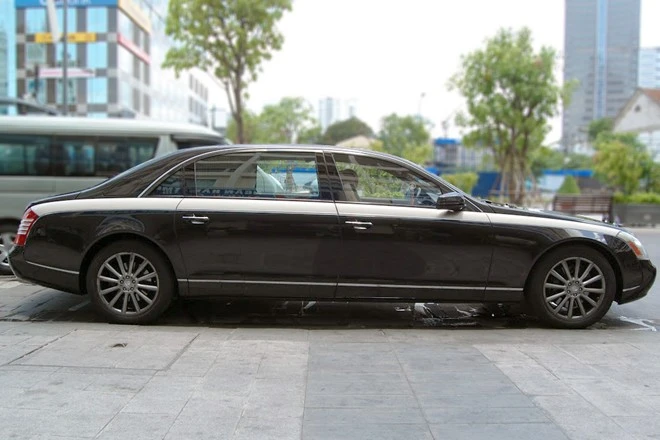 Dòng xe Zeppelin xuất hiện lần đầu tiên tại triển lãm Geneva 2009, với 2 model 62 và 57. 62S Zeppelin sở hữu chiều dài lên đến 6.165 mm, dài hơn cả Rolls-Royce Phantom EWB. Maybach 62S Zeppelin được trang bị hệ thống dẫn đường, có khả năng nhận diện giọng nói, điều hòa 4 vùng độc lập, rèm che nắng điều chỉnh điện phía sau... a