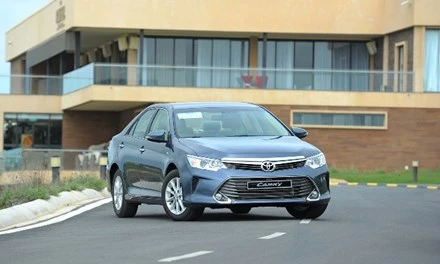 Toyota Camry 2.0E: Vua thực dụng ảnh 1