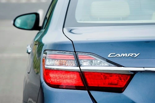 [ĐÁNH GIÁ] Toyota Camry 2.0E: Vua thực dụng - ảnh 9
