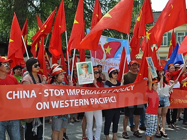 Người Việt tại Đức biểu tình phản đối Trung Quốc xây đảo trái phép ảnh 3