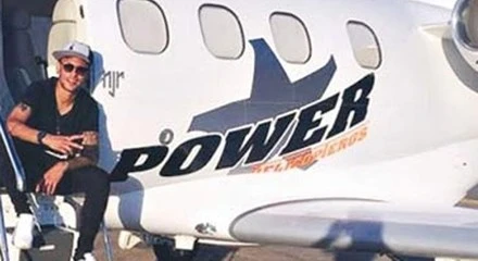 Neymar bên chiếc máy bay mới tậu.