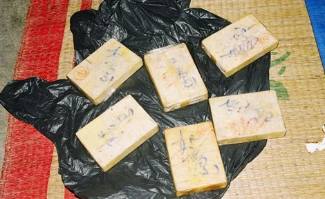 Đánh sập đường dây mua bán, vận chuyển hơn 1.200 bánh heroin - ảnh 1