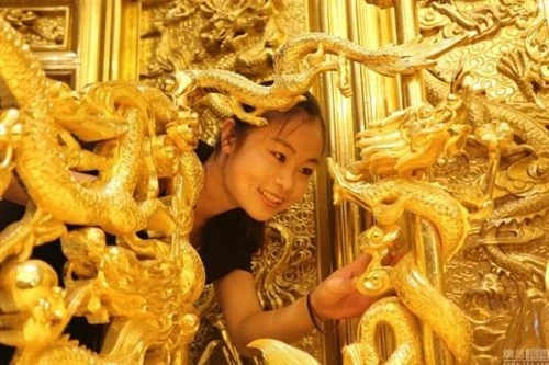 Cận cảnh ngai vàng được dát từ 20.000 tấm vàng miếng - ảnh 1