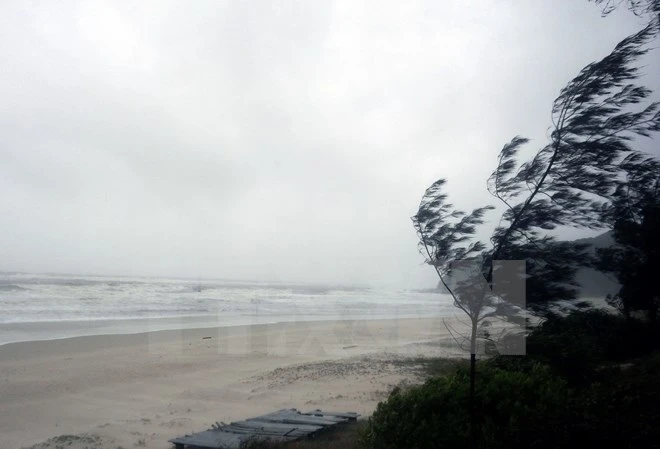 Áp thấp nhiệt đới trên Biển Đông có khả năng mạnh lên thành bão ảnh 1