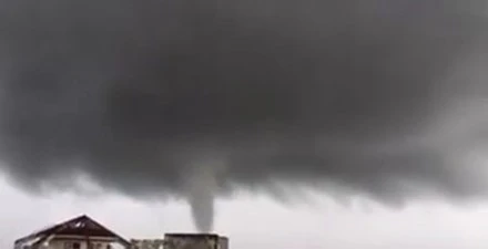 Lốc xoáy sáng nay tại Hải Phòng ( ảnh cắt từ clip)