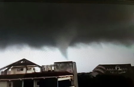 Vòi rồng đen kịt xuất hiện tại Hải Phòng - ảnh 1