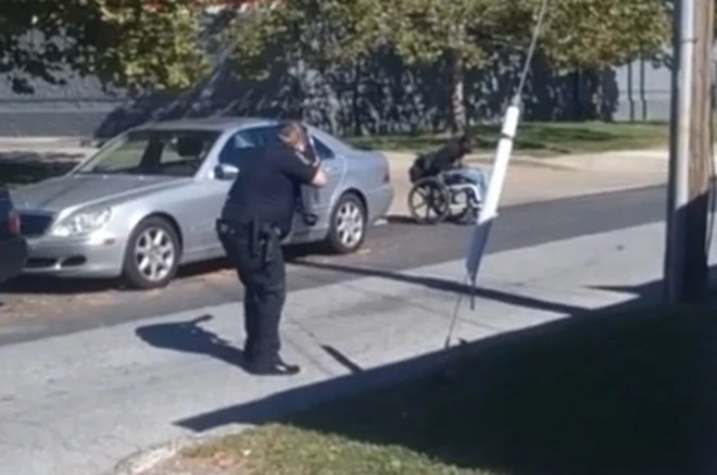 Mỹ lại chấn động sau vụ cảnh sát bắn người da đen trên xe lăn ảnh 1