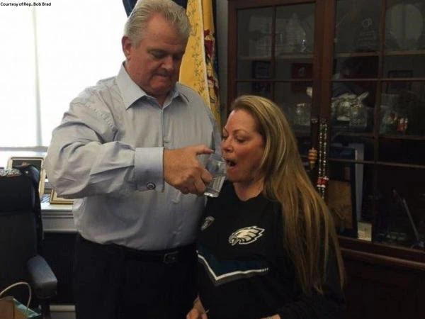 Nghị sĩ Mỹ lấy trộm ly nước thừa của Giáo hoàng ảnh 2