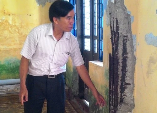 Trường 3 tầng lún cả mét, hàng trăm học sinh sơ tán khẩn - ảnh 1