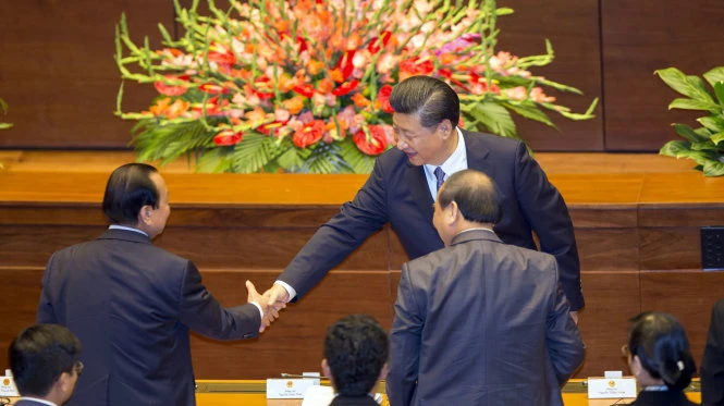 Ông Tập Cận Bình bắt tay một số đại biểu Quốc hội Việt Nam - Ảnh: Việt Dũng