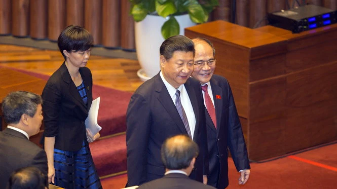 Chủ tịch Quốc hội Nguyễn Sinh Hùng (phải) thay mặt Quốc hội đón ông Tập Cận Bình - Ảnh: V.Dũng