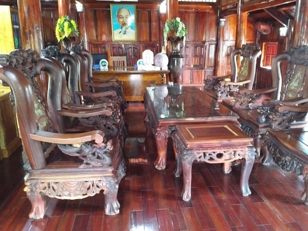 đại gia, quảng nam, nhà sàn, đá quý, báu vật, tiền tỷ, đồ cổ