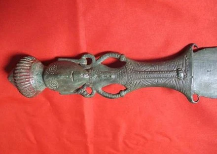 Phần chuôi kiếm ngắn núi Nưa khắc họa hình tượng người phụ nữ rất độc đáo. Ảnh: Lê Hoàng.