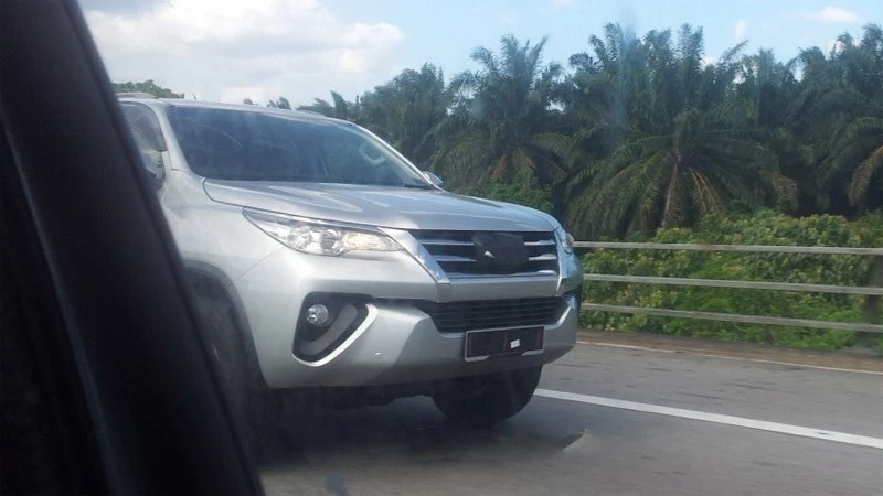  Toyota Fortuner 2016 tiếp tục lộ diện tại Malaysia, sắp về Việt Nam? ảnh 1