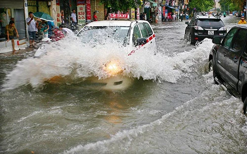 Xử lý khi ô tô chạy vào đường ngập nước ảnh 1